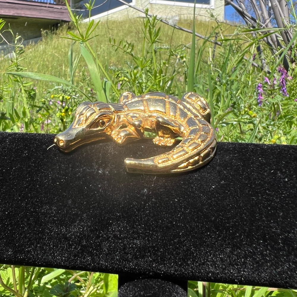 *VINTAGE ST JOHN* Gold Crocodile Reptile Brooch.